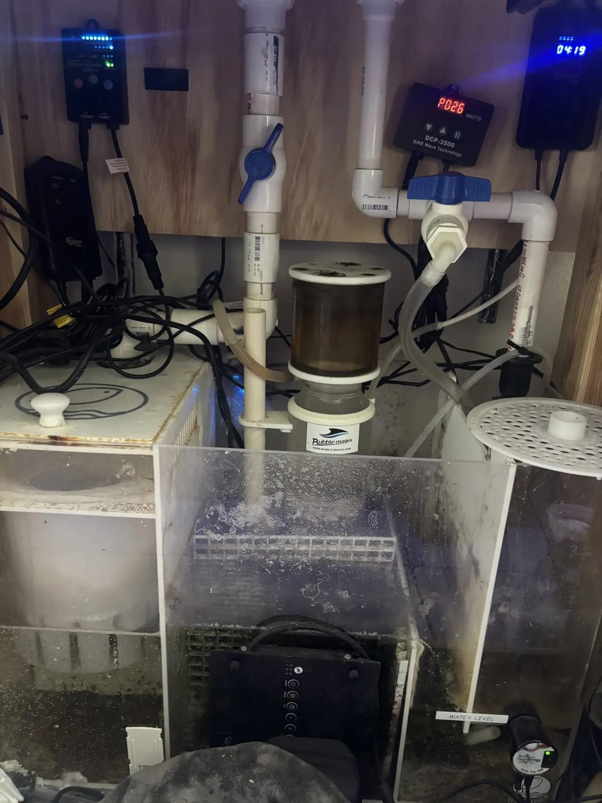 Aquarium filtration system with protein skimmer and plumbing